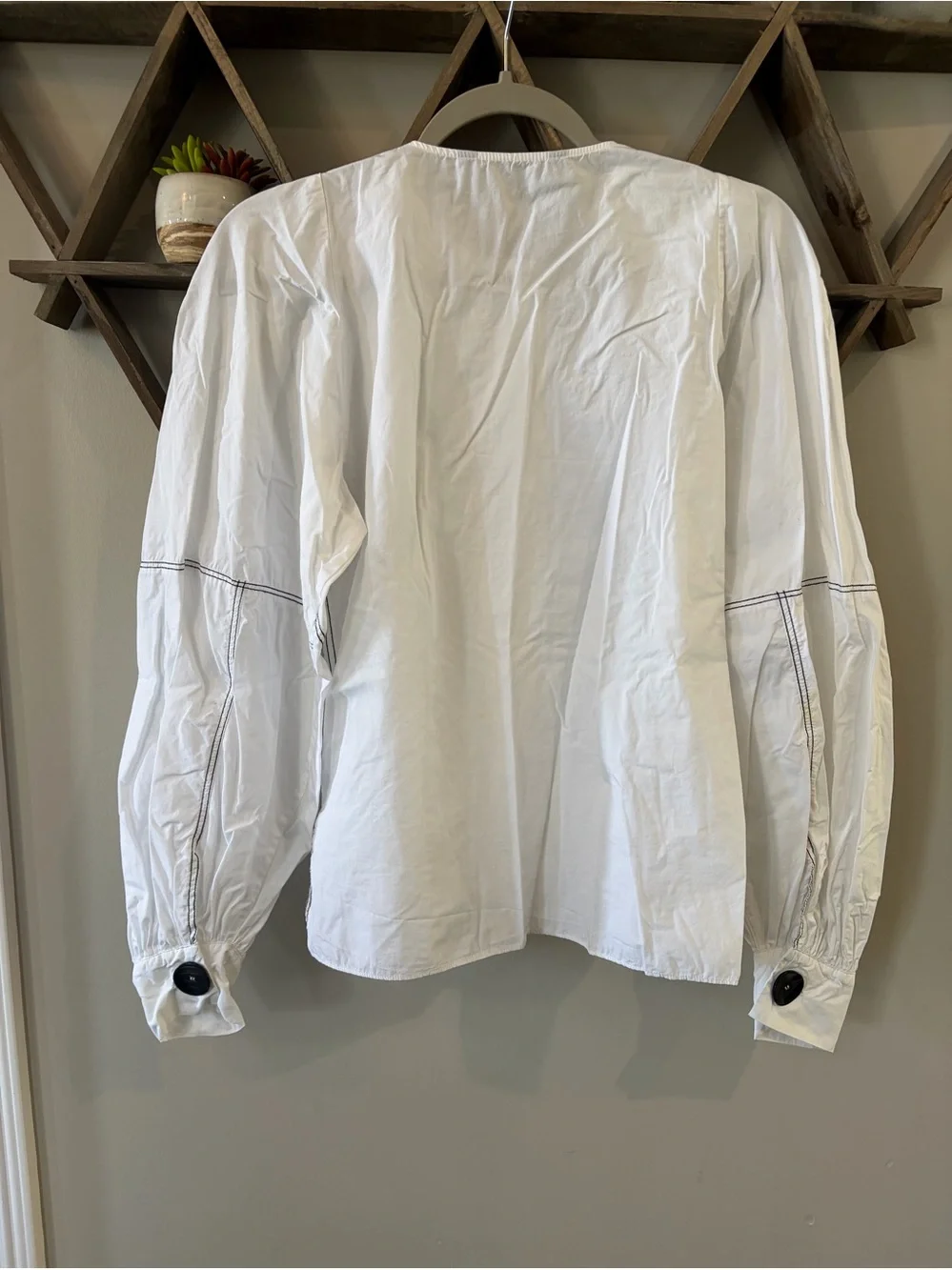 white Zara Woman topstitching blouse with puff sleeves. Size small.